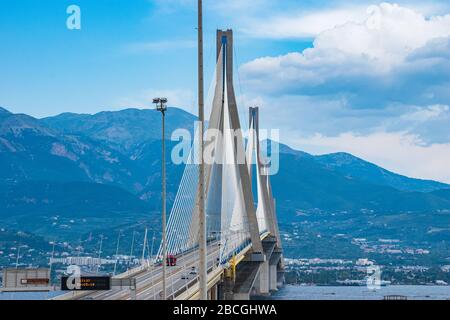 Die Mega-Strukturbrücke von Rio Antirio (Brücke Charilaos Trikoupis) befindet sich in der Nähe der Stadt Patras in Achaea, Griechenland Stockfoto