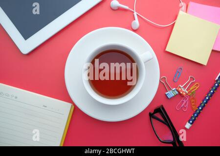 Schreibtisch mit Tisch-Blick, Tee, digitalem Tablet und Stift Stockfoto