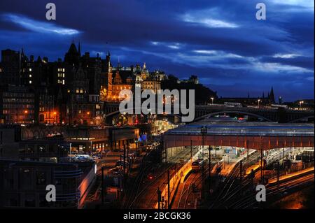 Waverley Station Edinburgh in der Dämmerung. Stockfoto