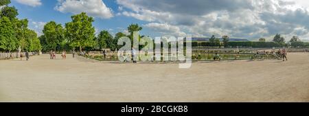 Paris, Frankreich - 24. Juni 2016: Superweites Panorama des achteckigen Sees - Bassin Oktogonal. Der Tuileries Garden - Jardin des Tuileries, zwischen gelegen Stockfoto