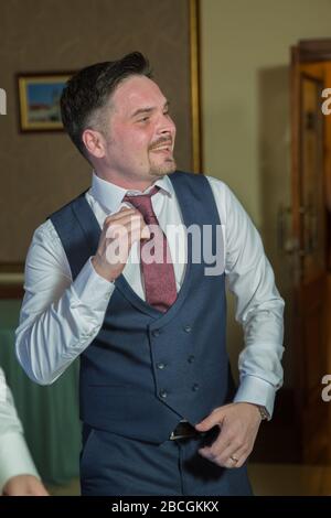Fröhlicher, schöner Bräutigam, der an der Rezeption Spaß macht. Bräutigam mit Spaß beim Tanzen an der Hochzeitsfeier. Die Männer tanzen auf der Hochzeit. Baku Stockfoto