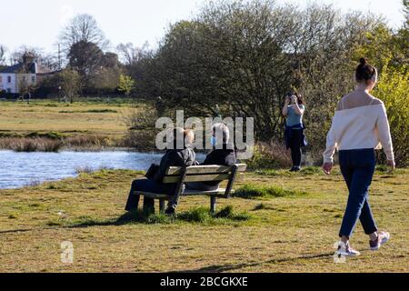 Wimbledon, London, Großbritannien. April 2020. Die Menschen genießen den Sonnenschein und machen an diesem Wochenende in Wimbledon Common eine Pause von der ständigen Sorge um Coronavirus bei wärmeren Temperaturen. Das Vereinigte Königreich hält sich anscheinend an die Regeln der sozialen Distanzierung, um die Ausbreitung von Covid-19 zu stoppen, trotz der Versuchung, bei sonnigem Wetter zu erlöschen. Wimbledon, Southwest London, England, Großbritannien Credit: Jeff Gilbert/Alamy Live News Stockfoto