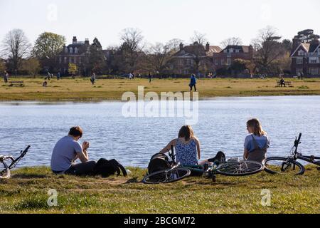 Wimbledon, London, Großbritannien. April 2020. Die Menschen genießen den Sonnenschein und machen an diesem Wochenende in Wimbledon Common eine Pause von der ständigen Sorge um Coronavirus bei wärmeren Temperaturen. Das Vereinigte Königreich hält sich anscheinend an die Regeln der sozialen Distanzierung, um die Ausbreitung von Covid-19 zu stoppen, trotz der Versuchung, bei sonnigem Wetter zu erlöschen. Wimbledon, Southwest London, England, Großbritannien Credit: Jeff Gilbert/Alamy Live News Stockfoto