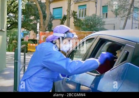 Die Krankenschwester bereitet sich darauf vor, den Menschen im Auto einen COVID-19 Coronavirus Test zu geben - Covid-19-Virus-Epidemie. Coronavirus Notfallpandemie - Italien Stockfoto