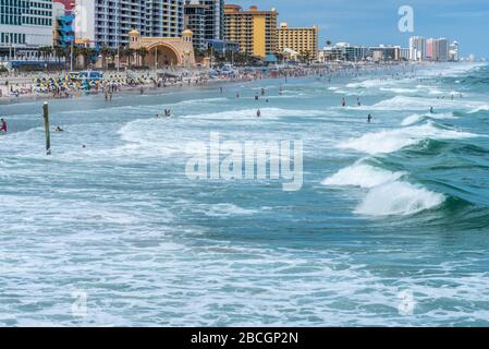 Daytona Beach, Florida während der Frühlingspause 2020 vor der Strandschließung (für alle außer sportbezogenen Aktivitäten) aufgrund des Coronavirus Ausbruchs. Stockfoto