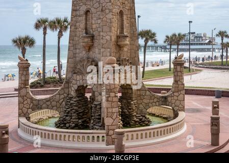 Coquina Rock Clock Tower am Daytona Beach im Hilton Daytona Beach Oceanfront Resort in der Nähe des Daytona Beach Main Street Pier. (USA) Stockfoto