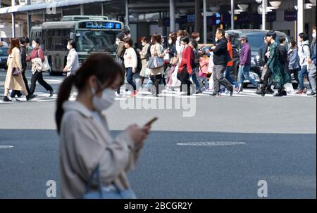 Kyoto, Japan. April 2020. Touristen, die Gesichtsmasken tragen, gehen am Samstag, 4. April 2020 im Shijo Kawaramachi Einkaufsviertel in Kyoto, Japan. Sie sehen so aus, als ob ihnen das Gefühl einer Krise fehlt als der Ballungsraum. Foto von Keizo Mori/UPI Credit: UPI/Alamy Live News Stockfoto