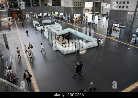 Kyoto, Japan. April 2020. Am Samstag, den 4. April 2020, sind in der Kyoto-Station in Kyoto, Japan fast keine Touristen zu sehen. Foto von Keizo Mori/UPI Credit: UPI/Alamy Live News Stockfoto