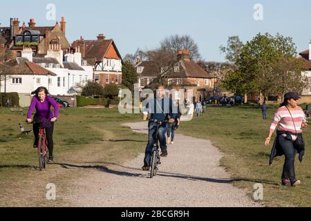 Wimbledon, London, Großbritannien. April 2020. Die Menschen genießen den Sonnenschein und machen an diesem Wochenende in Wimbledon Common eine Pause von der ständigen Sorge um Coronavirus bei wärmeren Temperaturen. Das Vereinigte Königreich hält sich anscheinend an die Regeln der sozialen Distanzierung, um die Ausbreitung von Covid-19 zu stoppen, trotz der Versuchung, bei sonnigem Wetter zu erlöschen. Wimbledon, Southwest London, England, Großbritannien Credit: Jeff Gilbert/Alamy Live News Stockfoto