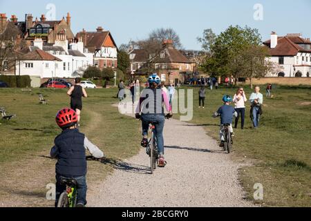 Wimbledon, London, Großbritannien. April 2020. Die Menschen genießen den Sonnenschein und machen an diesem Wochenende in Wimbledon Common eine Pause von der ständigen Sorge um Coronavirus bei wärmeren Temperaturen. Das Vereinigte Königreich hält sich anscheinend an die Regeln der sozialen Distanzierung, um die Ausbreitung von Covid-19 zu stoppen, trotz der Versuchung, bei sonnigem Wetter zu erlöschen. Wimbledon, Southwest London, England, Großbritannien Credit: Jeff Gilbert/Alamy Live News Stockfoto