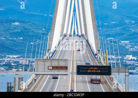 Die Mega-Strukturbrücke von Rio Antirio (Brücke Charilaos Trikoupis) befindet sich in der Nähe der Stadt Patras in Achaea, Griechenland Stockfoto