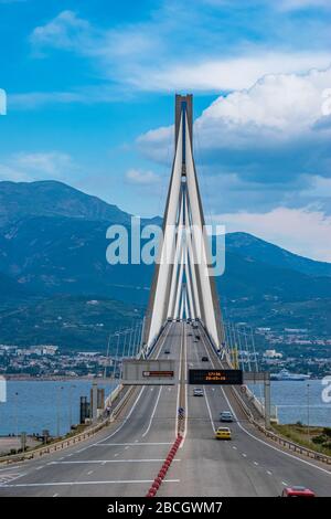 Die Mega-Strukturbrücke von Rio Antirio (Brücke Charilaos Trikoupis) befindet sich in der Nähe der Stadt Patras in Achaea, Griechenland Stockfoto