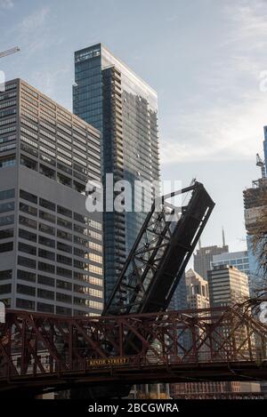 Chicago, IL, USA - 9. November 2019 - eine der vielen Brücken, die den Fluss in Chicago überquert Stockfoto