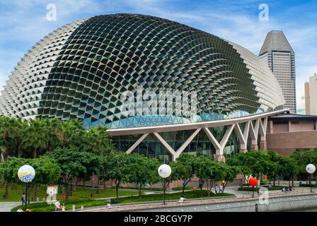 Esplanade Concert Hall an der Marina Bay, Skyline mit Singapore Flyer, Nacht, Singapur, Südostasien, Asien Stockfoto