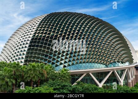 Esplanade Concert Hall an der Marina Bay, Skyline mit Singapore Flyer, Nacht, Singapur, Südostasien, Asien Stockfoto