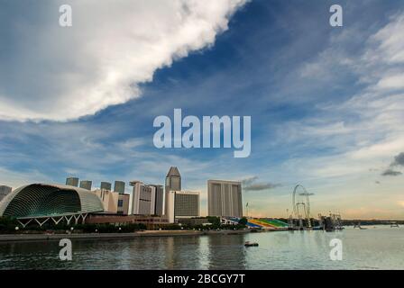 Esplanade Concert Hall an der Marina Bay, Skyline mit Singapore Flyer, Nacht, Singapur, Südostasien, Asien Stockfoto