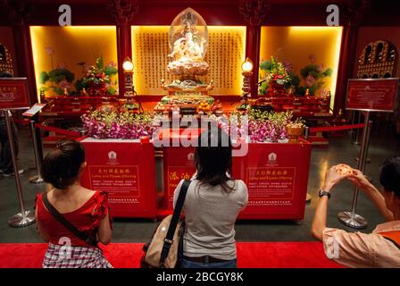 Zeremonie in der Ancenstral Hall Buddha Tooth Relic Temple Museum in Chinatown, Singapur, Südostasien, Asien Stockfoto