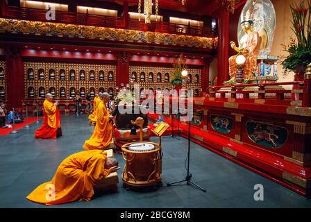 Zeremonie in der Ancenstral Hall Buddha Tooth Relic Temple Museum in Chinatown, Singapur, Südostasien, Asien Stockfoto