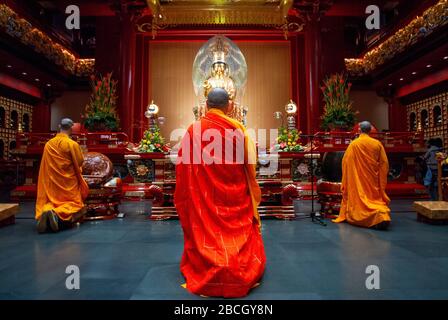 Zeremonie in der Ancenstral Hall Buddha Tooth Relic Temple Museum in Chinatown, Singapur, Südostasien, Asien Stockfoto