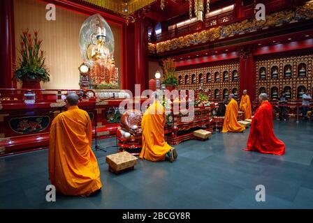 Zeremonie in der Ancenstral Hall Buddha Tooth Relic Temple Museum in Chinatown, Singapur, Südostasien, Asien Stockfoto