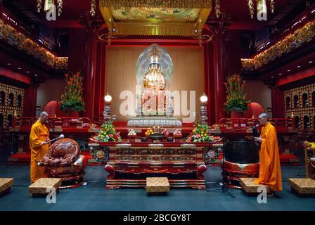 Zeremonie in der Ancenstral Hall Buddha Tooth Relic Temple Museum in Chinatown, Singapur, Südostasien, Asien Stockfoto