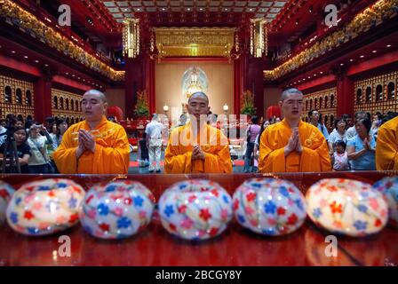 Zeremonie in der Ancenstral Hall Buddha Tooth Relic Temple Museum in Chinatown, Singapur, Südostasien, Asien Stockfoto