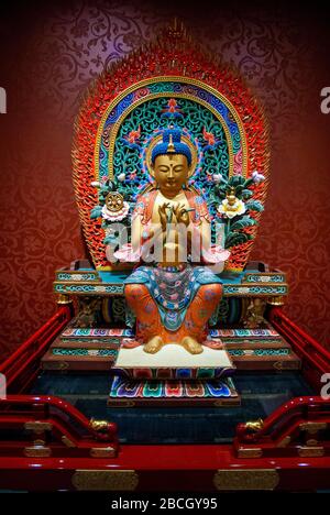 Zeremonie in der Ancenstral Hall Buddha Tooth Relic Temple Museum in Chinatown, Singapur, Südostasien, Asien Stockfoto