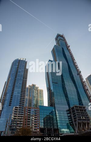 Chicago, IL, USA - 9. November 2019 - Chicago ist für seine Wolkenkratzer bekannt, die zum Teil in diesem Bild zu sehen sind Stockfoto