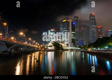 Die Skyline in der Nacht von der Esplanade mit Marina Bay und dem Central Business District in Singapur Stockfoto