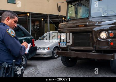 New York City Lower Manhattan NYPD-Verkehrsbeamter schreibt ein Parkticket Stockfoto