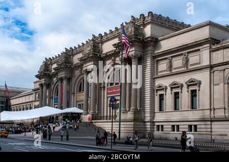 Tagesansicht des Metropolitan Museum of Art mit Touristen, Manhattan, New York City, NY Stockfoto