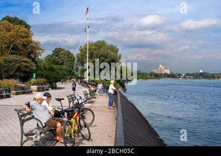 Carl Schurz Park. East End Avenue zwischen 83rd und 90th Street. Dieser Park, der von einem Stadtteilverein verwaltet wurde, ​​in das Jahr  , bietet eine gute Aussicht Stockfoto