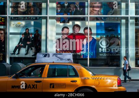 Taxi in 5th Avenue und CBS Outdoor America, zeigt Werbung für CBS-Fernsehprogramme, New York, USA Stockfoto