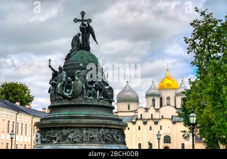 Das Denkmal des Millenniums von Russland mit der Kathedrale der Heiligen Sophia im Nowgoroder Kreml, Russland Stockfoto