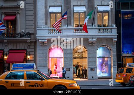 Showcase Versace Store an der Fifth Avenue in Manhattan New York USA. Stockfoto