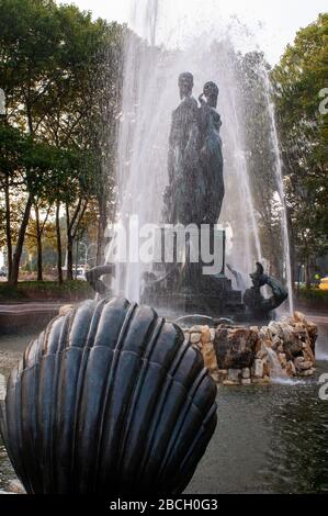 Der Bailey Fountain ist eine im 19. Jahrhundert stammende Außenskulptur im New York City Grand Army Plaza, Brooklyn, New York, Vereinigte Staaten Stockfoto