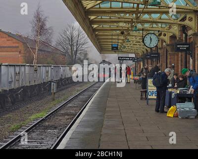 Dampflok, die zum Loughborough Central Heritage Railway Station fährt Stockfoto