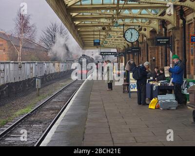 Dampflok, die zum Loughborough Central Heritage Railway Station fährt Stockfoto