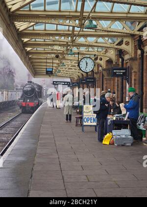 Dampflok, die zum Loughborough Central Heritage Railway Station fährt Stockfoto