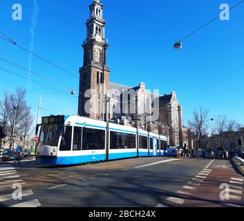 Unter den überfüllten Straßen der Stadt im Alltag in amsterdam in den niederlanden Stockfoto