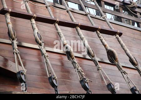 Seile und Rigging auf einem hohen Schiff in St. Augustine, Florida Stockfoto