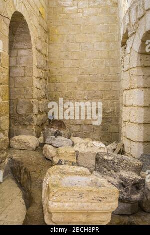 Uralte Wassertöpfe und Ausgrabungen in der unteren Ebene der Hochzeitskirche der Franziskaner in Kana, Israel, Naher Osten. Stockfoto