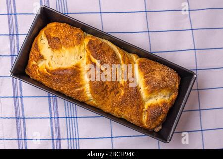 Osterbrot in der Pfanne Stockfoto