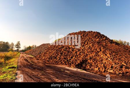 Nach dem Trocknen wurde in einem Haufen Torf aufgestaut. Sie wird geerdet, verpackt und dann als Gartenerde oder Gesundheitsprodukte verkauft und schließlich becomm Stockfoto