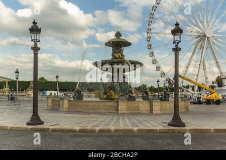 Paris, Frankreich - 24. Juni 2016: Brunnen Fontaine des Fleuves am Square Place de la Concorde in der Nähe des Tuileries Garden - Jardin des Tuileries. Stockfoto