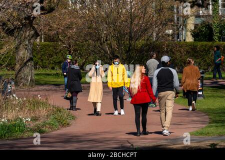 Stadtgarten in Essen-Innenstadt, Stadtpark, Samstag, 04.04.20, Menschen respektieren das Kontaktverbot, halten Abstand, nicht viele Besucher trotz su Stockfoto