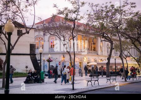 Das Gebäude des Cafe Ritz an der avenida Arriaga im Stadtzentrum von Funchal auf der Insel Madeira in Portugal. Portugal, Madeira, April 2018 Stockfoto