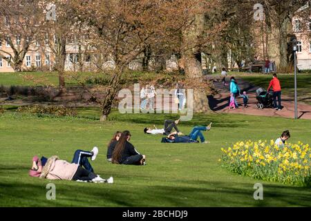 Stadtgarten in Essen-Innenstadt, Stadtpark, Samstag, 04.04.20, Menschen respektieren das Kontaktverbot, halten Abstand, nicht viele Besucher trotz su Stockfoto