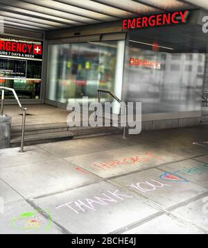 "Heroes Thank You"-Nachricht auf dem Gehweg vor dem Eingang in die Notaufnahme zur Notaufnahme, Greenwich Village, New York City, New York, USA Stockfoto