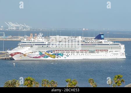 Norwegian Jewel dockte in San Pedro, CA an, um Nachschub für die Crew zu erhalten, während die Kreuzfahrtindustrie die Touren während der Kovid 19-Pandemie, die am 3. April 2020 stattfand, aussetzt Stockfoto